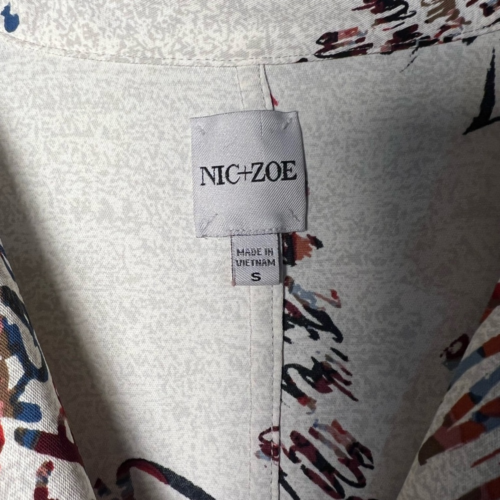 NIC + ZOE Scattered Letters V Neck Blouse Small Change the World - Picture 2 of 8